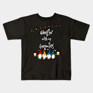 HANGIN' WITH MY GNOMIES FUNNY CHRISTMAS GNOMES DRINKING BEER Kids T-Shirt